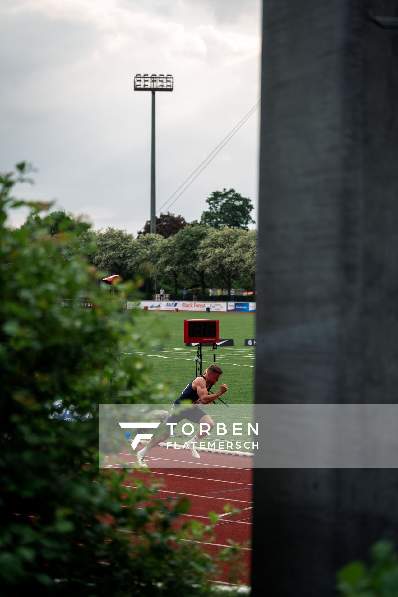 Nico Beckers (LAV Bayer Uerdingen/Dormagen) beim 400m Start am 07.05.2022 beim Stadtwerke Ratingen Mehrkampf-Meeting 2022 in Ratingen